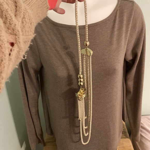 Chic Gold Rose Necklace - Picture 6 of 10